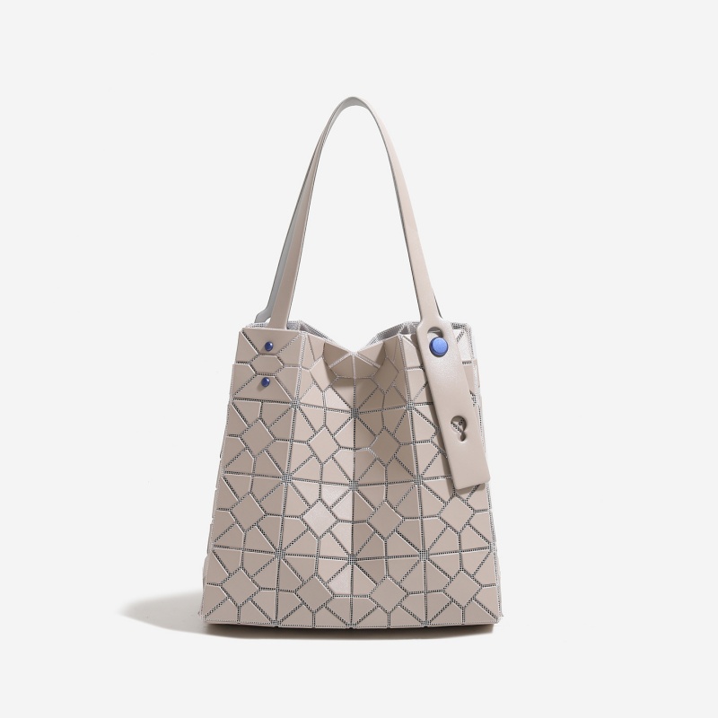 Tas Tote Geometris Berhias Ber - Women Bags 2026 Trends ulasan dan harga